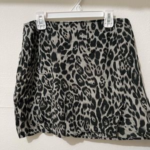 Leopard print mini skirt with slit
